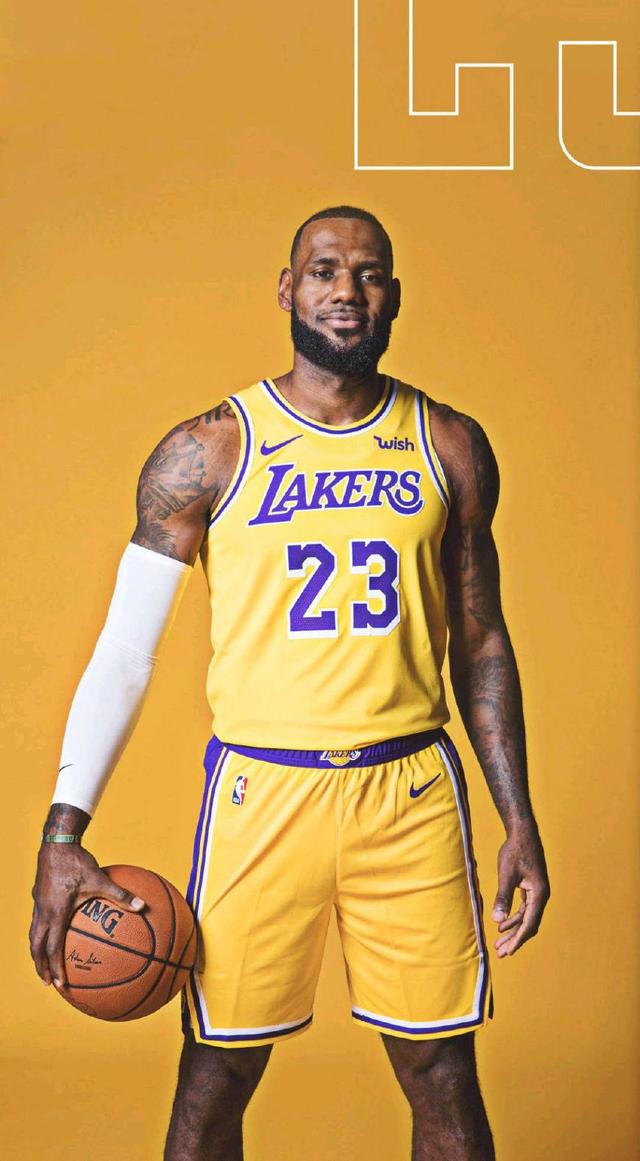 客战那不勒斯替补登场，科斯蒂奇达成尤文生涯100场里程碑（客场对阵那不勒斯，科斯蒂奇替补亮相迎来尤文第100场）