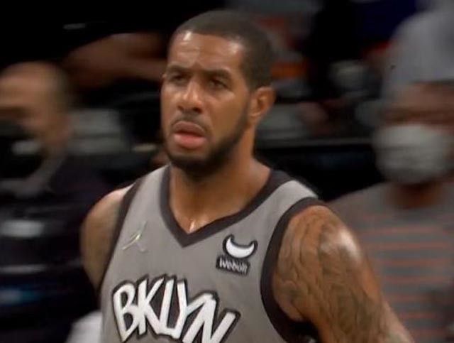 他一句话没说，但态度已经很明显（他沉默不语，态度一清二楚）