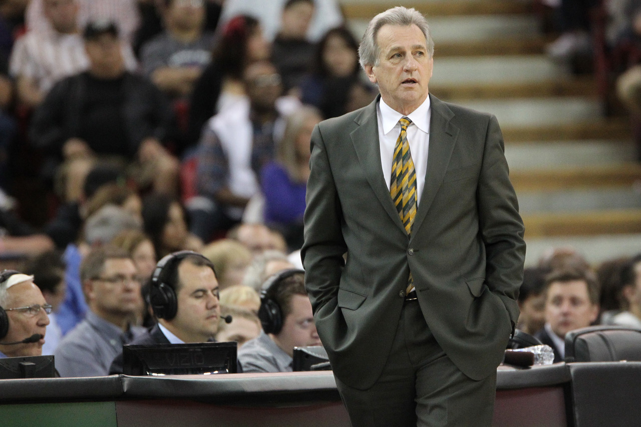 前锋突破射门锁定胜利（前锋强突劲射锁定胜局）