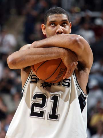 詹姆斯时隔14年再次来蓉，现场表白“我太爱成都了”，球迷冒雨齐聚万象城集体高呼“LBJ”（阔别14年詹姆斯再访成都：现场告白“太爱成都”，万象城球迷冒雨齐喊“LBJ”）