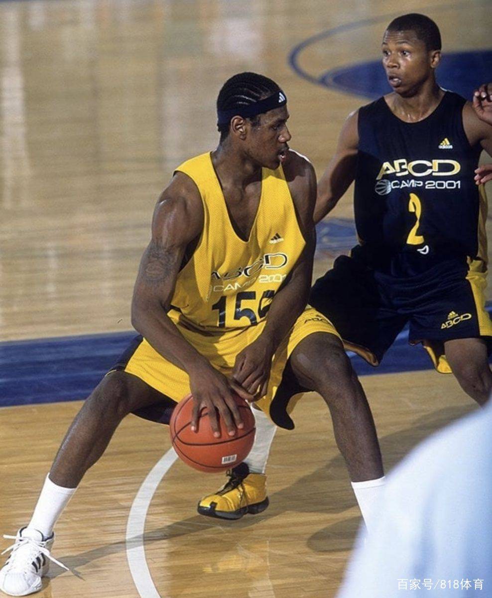 斯基拉：DV9续约的唯一可能是接受3-4年合同，年薪600-800万（斯基拉：DV9续约需签3-4年合约，年薪600-800万为唯一方案）