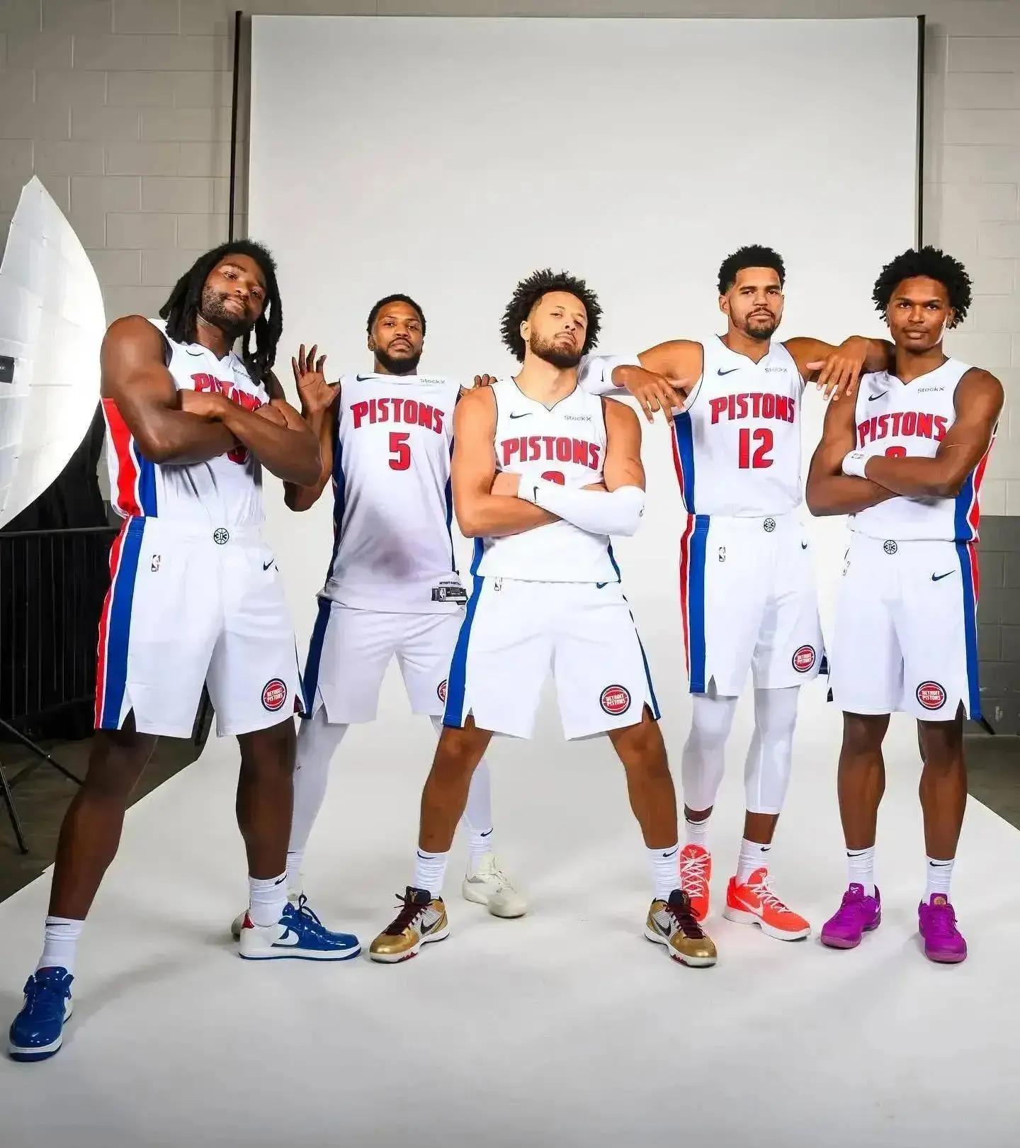 康宁汉姆半场15分7助攻，斯图尔特变身进攻端奇兵（康宁汉姆半场轰15分7助，斯图尔特化身进攻奇兵）