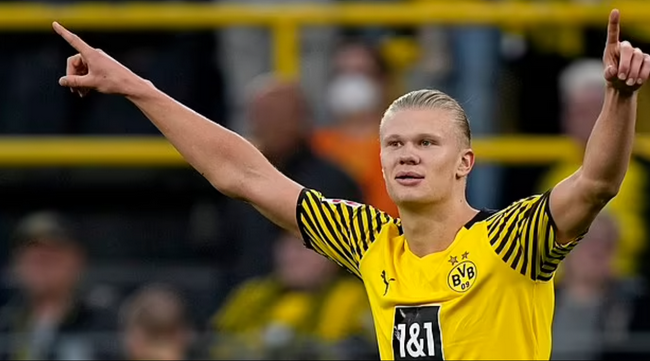 胖了？美媒晒浓眉训练图配文：浓眉的肚子从衣服里露出来了！（胖了吗？美媒晒浓眉训练照：衣摆上翻，腹部露出！）