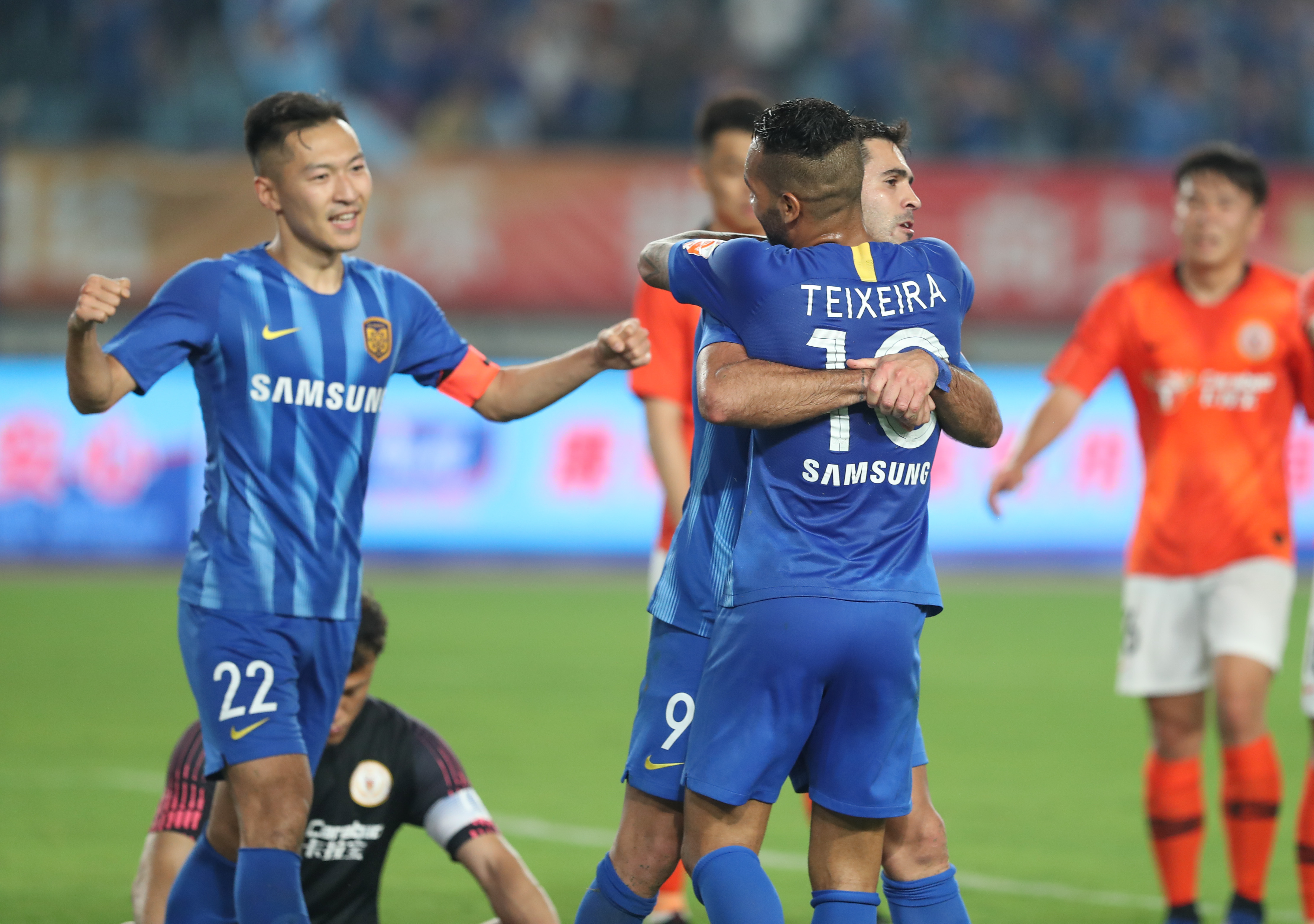 法甲半场：隆吉耶破僵，客队三中门框，梅斯暂0-1雷恩（法甲半场：隆吉耶先拔头筹，客队三次中框，梅斯暂以0-1落后雷恩）